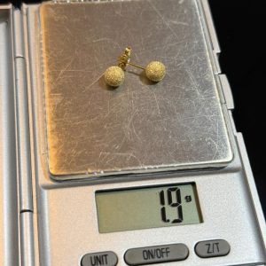 1.9 GRAMS OF 18 KARAT GOLD EARRING