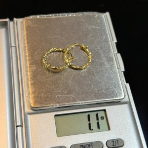 1.1 GRAM OF 18 KARAT ROUND GOLD EARRING