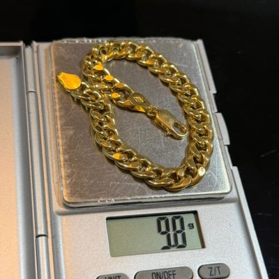 9.8 GRAM OF 18 KARAT CUBAN BRACELET