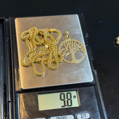 9.8 gram of 18karat gold chain and pendant