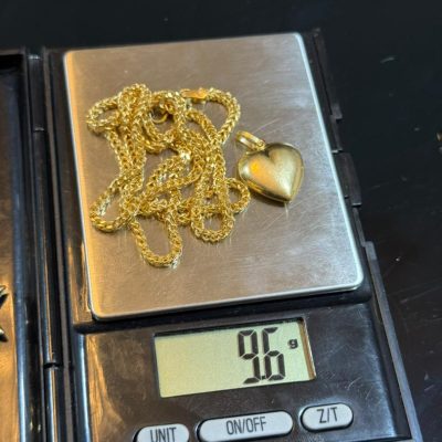 9.6 Gram of 18 karat Gold chain and pendant