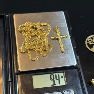 9.4 Gram of 18 Karat Gold chain and pendant
