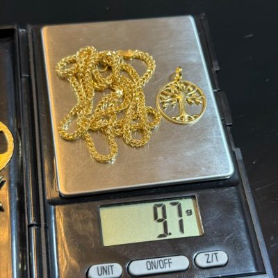 9.7 Gram of 18 karat gold chain and pendant