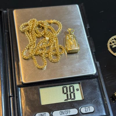 9.8 gram of 18 karat gold chain and pendant