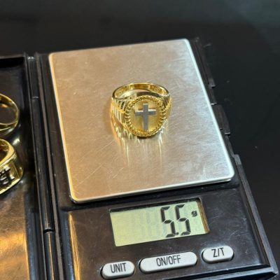 5.5 GRAM OF 18 KARAT CROSS GOLD RING