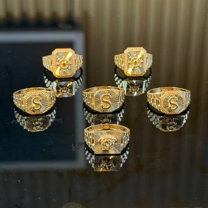 18KARAT GOLD FASHION RING