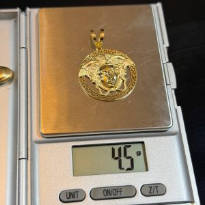 4.5 GRAMS OF 18KARAT VERSACE PENDANT