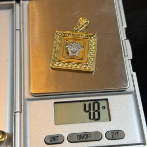 4,8 GRAMS OF 18KARAT VERSACE PENDANT